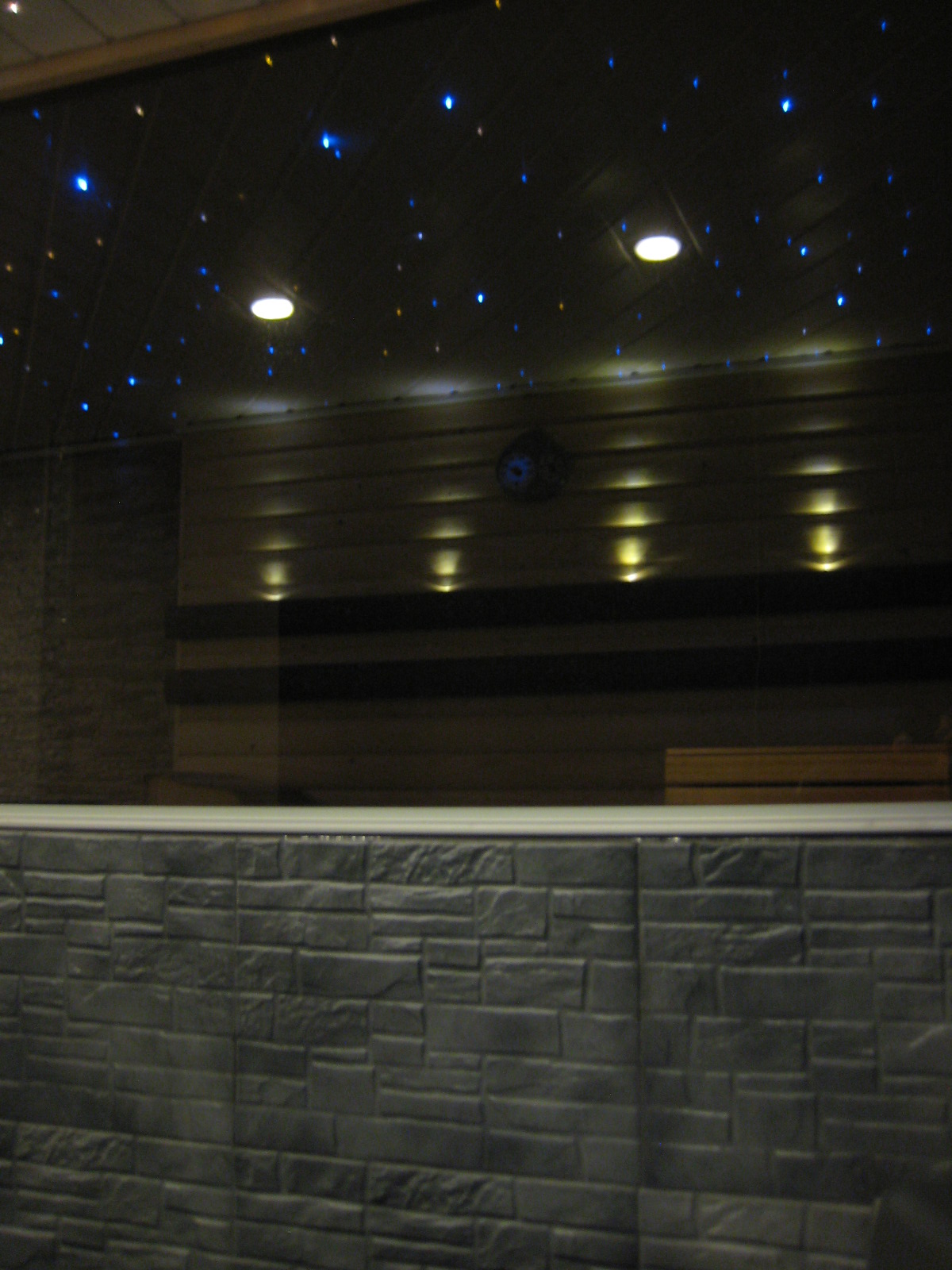 Tilasuunnittelua Somerolla, tilasuunnittelija Marika Piekkala, vanhasta kellaritiloista tuli SPA, sauna, wc, oleskelutila, käytävä ja kodinhoitohuone. Pintasuunnittelu ja valaistussuunnittelu, sekä kiintokalustesuunnittelu, kalusteiden etsintää ja yhteensovittamista, sekä stailausta. Katso myös ennen kuvat lähtökohdista. Sisustussuunnittelija Marika Piekkala, Tampere, Somero, Turku ja Helsinki.