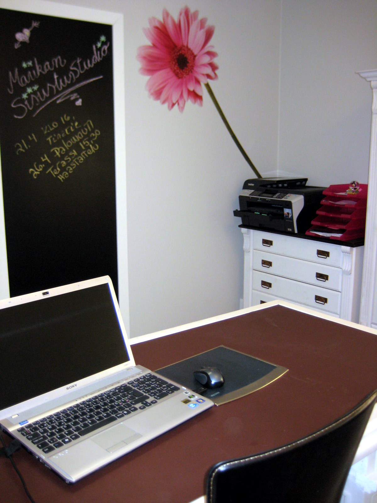 Marikan SisustusStudion tyhjästä paperista ( tietokone pohjasta) itse suunniteltu ja luotu koti, oma koti vuosista 2011-- >> Omakotitalossa on tehty kokonaisvaltaisesti tilasuunnittelu, valaistusssuunnittelu, kiintokalustesuunnittelu, pintasuunnittelu, tekstiilisuunnittelu ja pienesineiden stailausta. Koti oli esillä Meidän Talo lehdessä vuonna 2013. Tilasuunnittelija Marika Piekkala, sisustussuunnittelija Tampere.