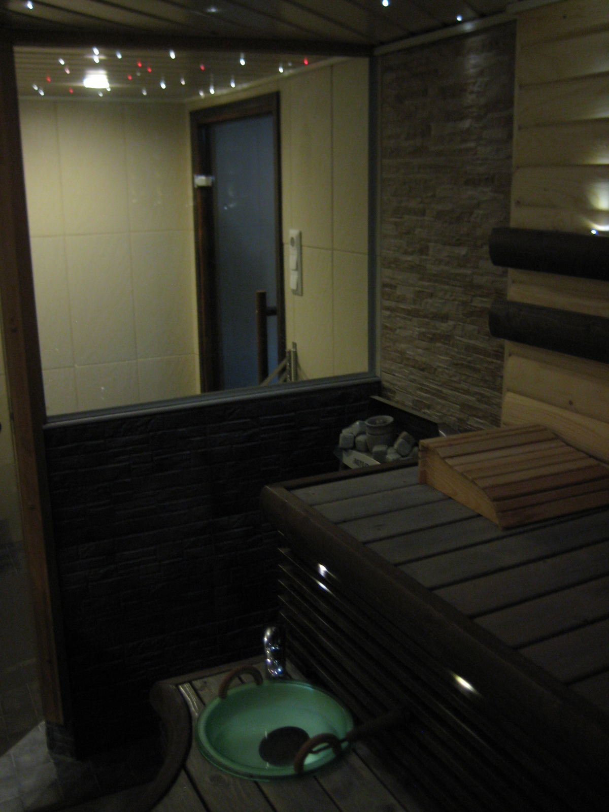 Tilasuunnittelua Somerolla, tilasuunnittelija Marika Piekkala, vanhasta kellaritiloista tuli SPA, sauna, wc, oleskelutila, käytävä ja kodinhoitohuone. Pintasuunnittelu ja valaistussuunnittelu, sekä kiintokalustesuunnittelu, kalusteiden etsintää ja yhteensovittamista, sekä stailausta. Katso myös ennen kuvat lähtökohdista. Sisustussuunnittelija Marika Piekkala, Tampere, Somero, Turku ja Helsinki.