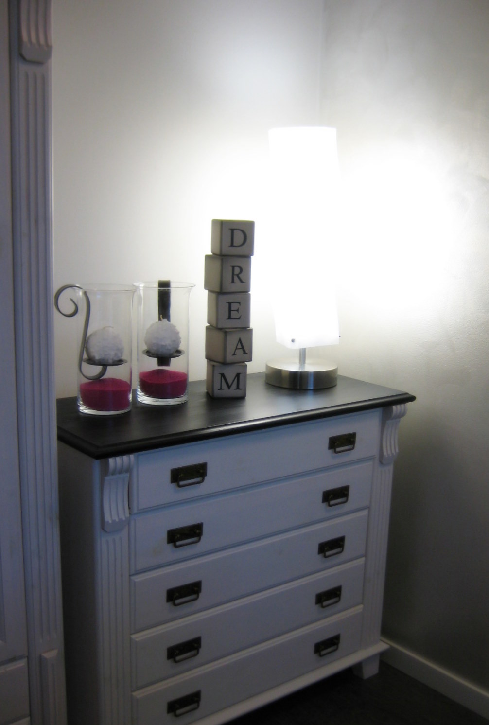 Marikan SisustusStudion tyhjästä paperista ( tietokone pohjasta) itse suunniteltu ja luotu koti, oma koti vuosista 2011-- >> Omakotitalossa on tehty kokonaisvaltaisesti tilasuunnittelu, valaistusssuunnittelu, kiintokalustesuunnittelu, pintasuunnittelu, tekstiilisuunnittelu ja pienesineiden stailausta. Koti oli esillä Meidän Talo lehdessä vuonna 2013. Tilasuunnittelija Marika Piekkala, sisustussuunnittelija Tampere.