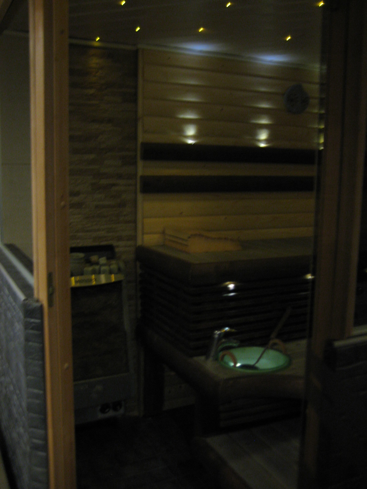 Tilasuunnittelua Somerolla, tilasuunnittelija Marika Piekkala, vanhasta kellaritiloista tuli SPA, sauna, wc, oleskelutila, käytävä ja kodinhoitohuone. Pintasuunnittelu ja valaistussuunnittelu, sekä kiintokalustesuunnittelu, kalusteiden etsintää ja yhteensovittamista, sekä stailausta. Katso myös ennen kuvat lähtökohdista. Sisustussuunnittelija Marika Piekkala, Tampere, Somero, Turku ja Helsinki.