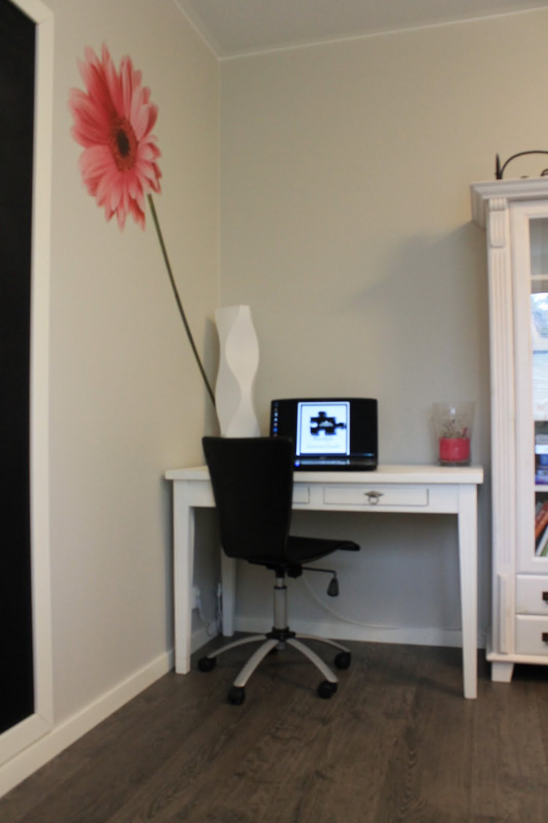 Marikan SisustusStudion tyhjästä paperista ( tietokone pohjasta) itse suunniteltu ja luotu koti, oma koti vuosista 2011-- >> Omakotitalossa on tehty kokonaisvaltaisesti tilasuunnittelu, valaistusssuunnittelu, kiintokalustesuunnittelu, pintasuunnittelu, tekstiilisuunnittelu ja pienesineiden stailausta. Koti oli esillä Meidän Talo lehdessä vuonna 2013. Tilasuunnittelija Marika Piekkala, sisustussuunnittelija Tampere.