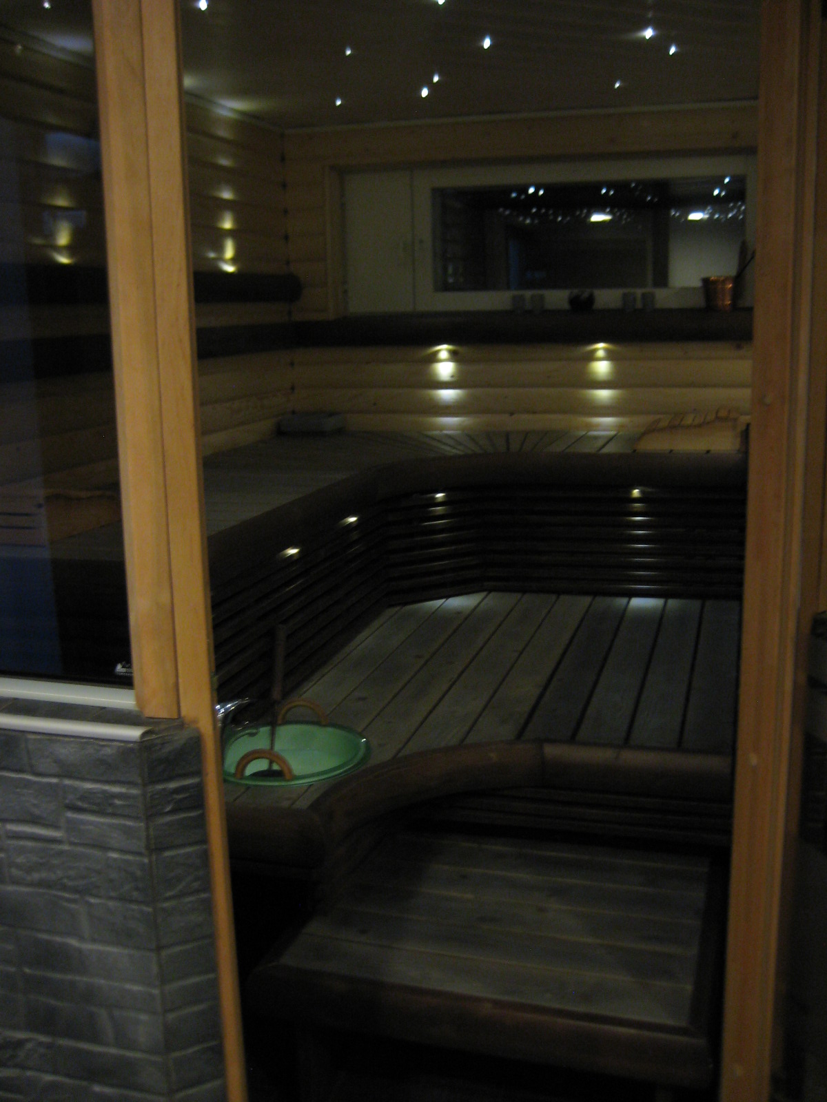 Tilasuunnittelua Somerolla, tilasuunnittelija Marika Piekkala, vanhasta kellaritiloista tuli SPA, sauna, wc, oleskelutila, käytävä ja kodinhoitohuone. Pintasuunnittelu ja valaistussuunnittelu, sekä kiintokalustesuunnittelu, kalusteiden etsintää ja yhteensovittamista, sekä stailausta. Katso myös ennen kuvat lähtökohdista. Sisustussuunnittelija Marika Piekkala, Tampere, Somero, Turku ja Helsinki.