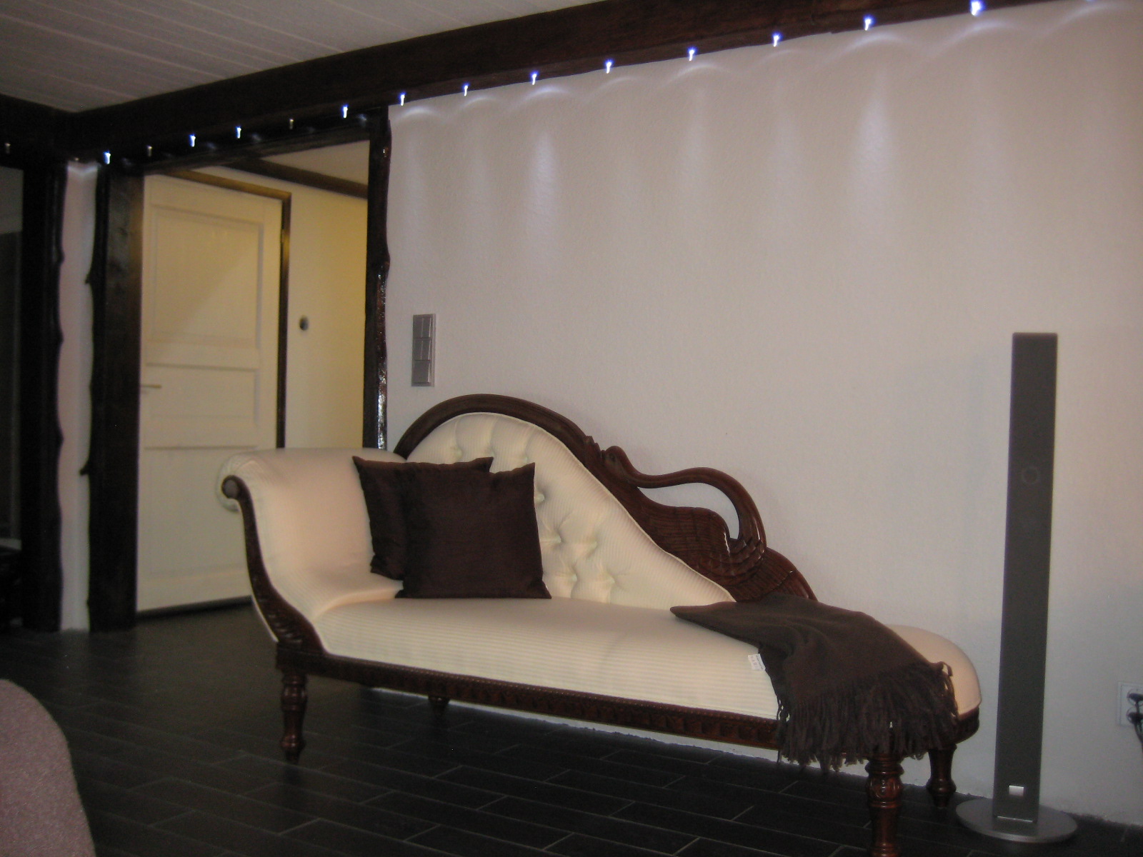 Tilasuunnittelua Somerolla, tilasuunnittelija Marika Piekkala, vanhasta kellaritiloista tuli SPA, sauna, wc, oleskelutila, käytävä ja kodinhoitohuone. Pintasuunnittelu ja valaistussuunnittelu, sekä kiintokalustesuunnittelu, kalusteiden etsintää ja yhteensovittamista, sekä stailausta. Katso myös ennen kuvat lähtökohdista. Sisustussuunnittelija Marika Piekkala, Tampere, Somero, Turku ja Helsinki.