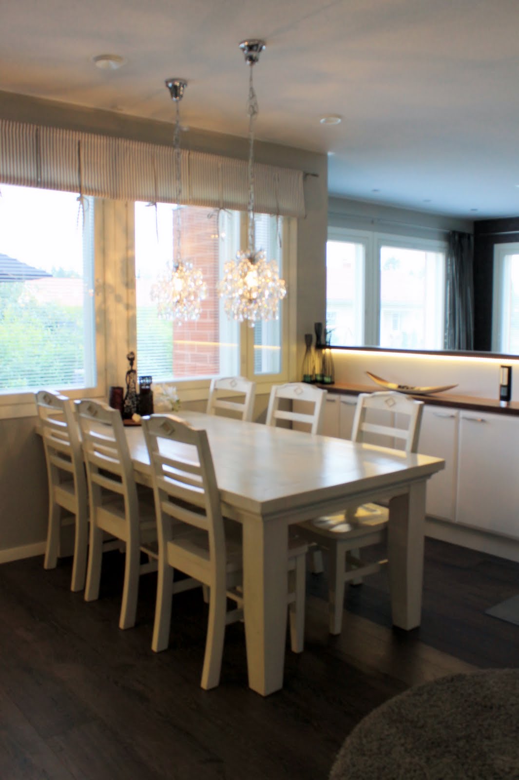 Marikan SisustusStudion tyhjästä paperista ( tietokone pohjasta) itse suunniteltu ja luotu koti, oma koti vuosista 2011-- >> Omakotitalossa on tehty kokonaisvaltaisesti tilasuunnittelu, valaistusssuunnittelu, kiintokalustesuunnittelu, pintasuunnittelu, tekstiilisuunnittelu ja pienesineiden stailausta. Koti oli esillä Meidän Talo lehdessä vuonna 2013. Tilasuunnittelija Marika Piekkala, sisustussuunnittelija Tampere.