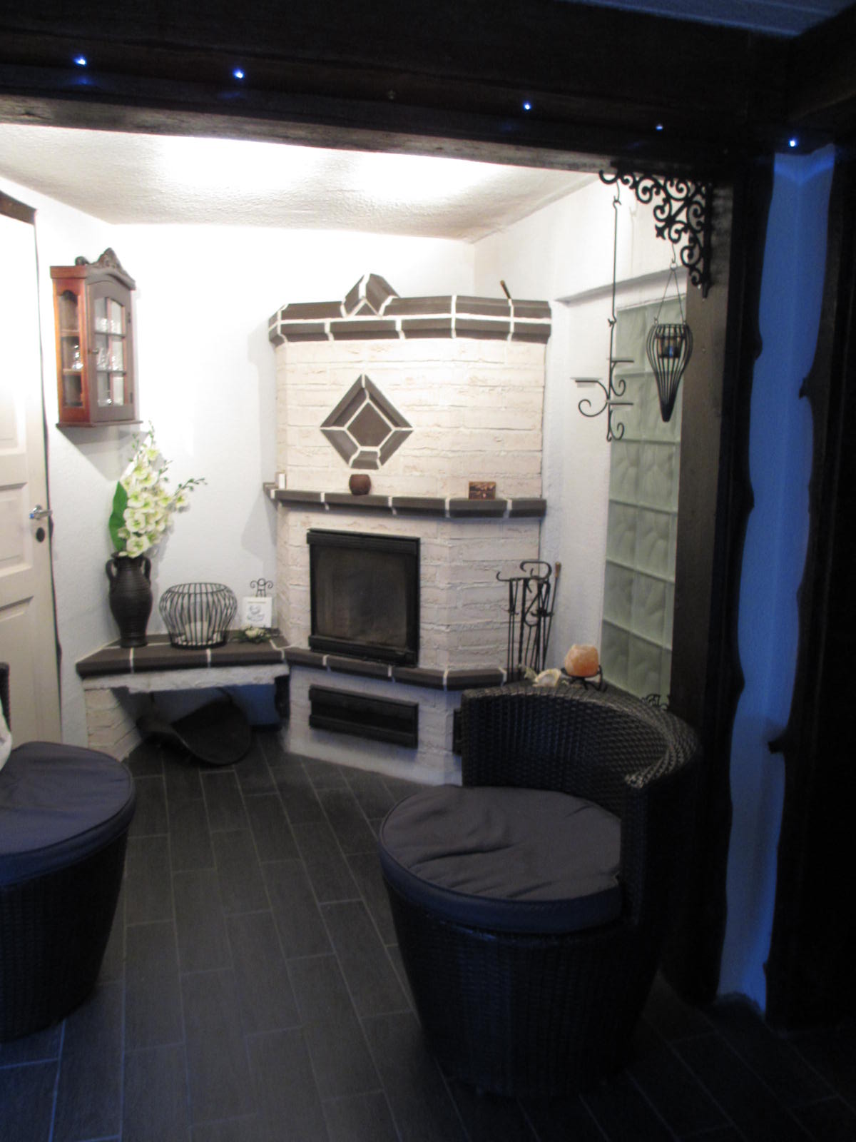 Tilasuunnittelua Somerolla, tilasuunnittelija Marika Piekkala, vanhasta kellaritiloista tuli SPA, sauna, wc, oleskelutila, käytävä ja kodinhoitohuone. Pintasuunnittelu ja valaistussuunnittelu, sekä kiintokalustesuunnittelu, kalusteiden etsintää ja yhteensovittamista, sekä stailausta. Katso myös ennen kuvat lähtökohdista. Sisustussuunnittelija Marika Piekkala, Tampere, Somero, Turku ja Helsinki.