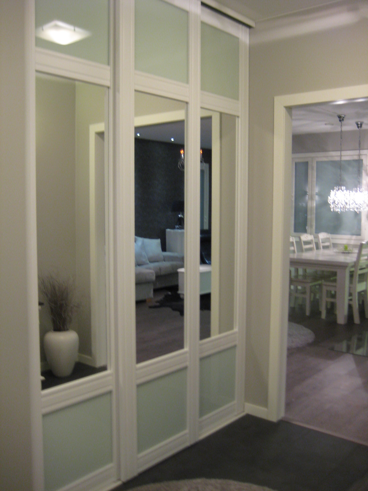 Marikan SisustusStudion tyhjästä paperista ( tietokone pohjasta) itse suunniteltu ja luotu koti, oma koti vuosista 2011-- >> Omakotitalossa on tehty kokonaisvaltaisesti tilasuunnittelu, valaistusssuunnittelu, kiintokalustesuunnittelu, pintasuunnittelu, tekstiilisuunnittelu ja pienesineiden stailausta. Koti oli esillä Meidän Talo lehdessä vuonna 2013. Tilasuunnittelija Marika Piekkala, sisustussuunnittelija Tampere.