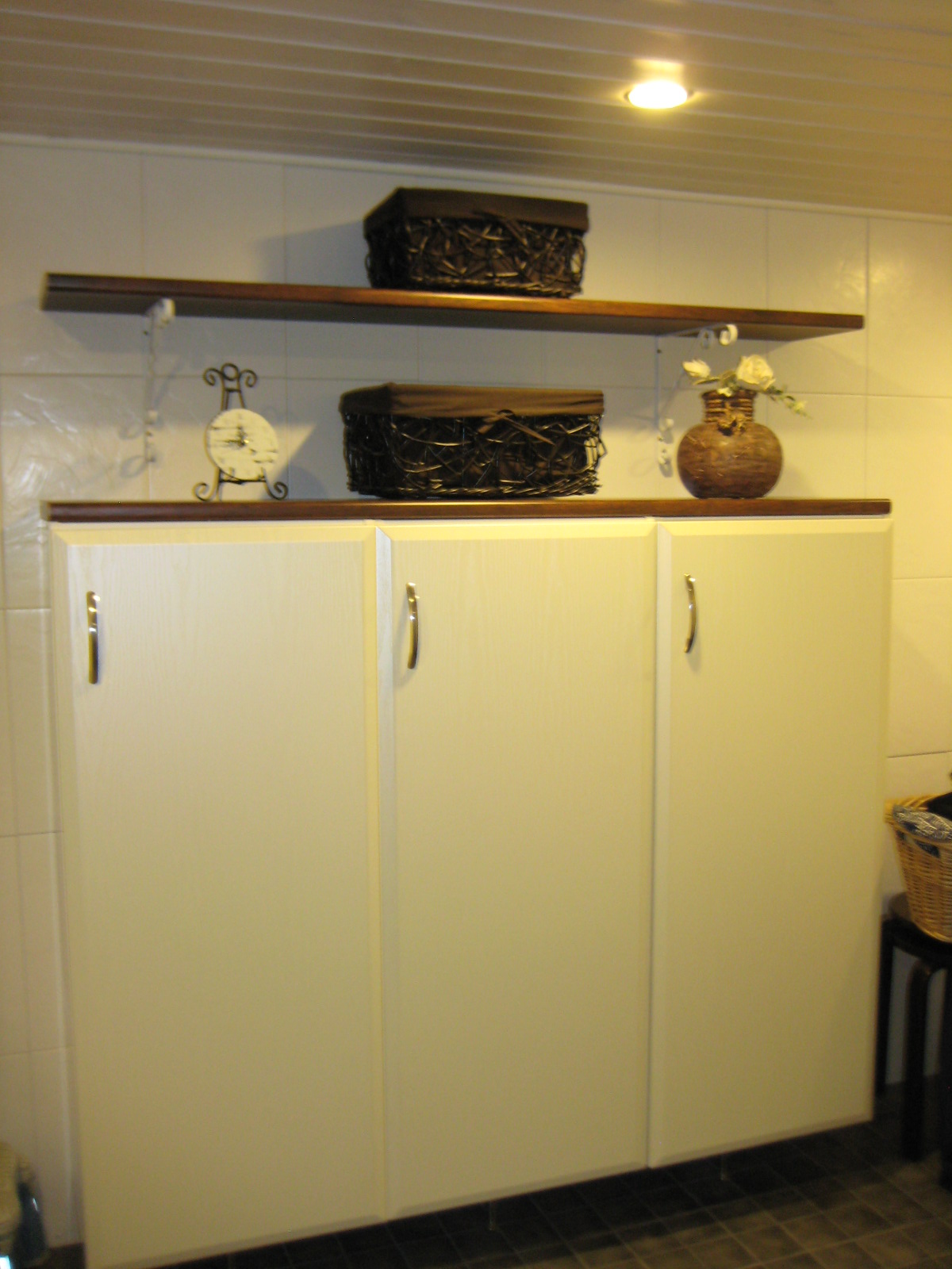 Tilasuunnittelua Somerolla, tilasuunnittelija Marika Piekkala, vanhasta kellaritiloista tuli SPA, sauna, wc, oleskelutila, käytävä ja kodinhoitohuone. Pintasuunnittelu ja valaistussuunnittelu, sekä kiintokalustesuunnittelu, kalusteiden etsintää ja yhteensovittamista, sekä stailausta. Katso myös ennen kuvat lähtökohdista. Sisustussuunnittelija Marika Piekkala, Tampere, Somero, Turku ja Helsinki.