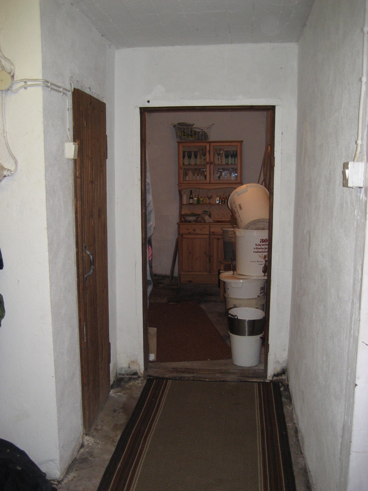 Ennen kuvat lähtökohdista. Tilasuunnittelua Somerolla, tilasuunnittelija Marika Piekkala, vanhasta kellaritiloista tuli SPA, sauna, wc, oleskelutila, käytävä ja kodinhoitohuone. Pintasuunnittelu ja valaistussuunnittelu, sekä kiintokalustesuunnittelu, kalusteiden etsintää ja yhteensovittamista, sekä stailausta.