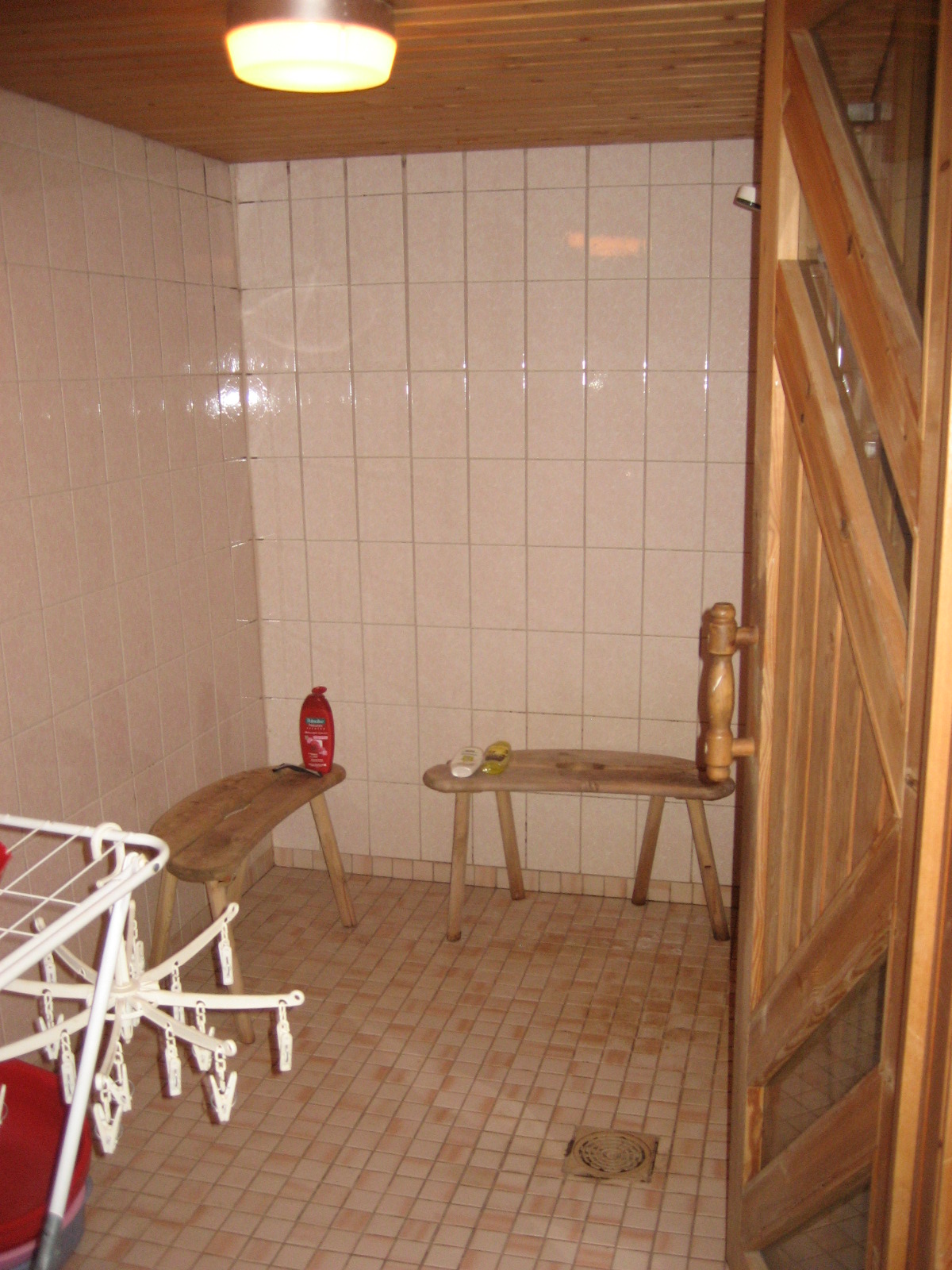 Ennen kuvat lähtökohdista. Tilasuunnittelua Somerolla, tilasuunnittelija Marika Piekkala, vanhasta kellaritiloista tuli SPA, sauna, wc, oleskelutila, käytävä ja kodinhoitohuone. Pintasuunnittelu ja valaistussuunnittelu, sekä kiintokalustesuunnittelu, kalusteiden etsintää ja yhteensovittamista, sekä stailausta.