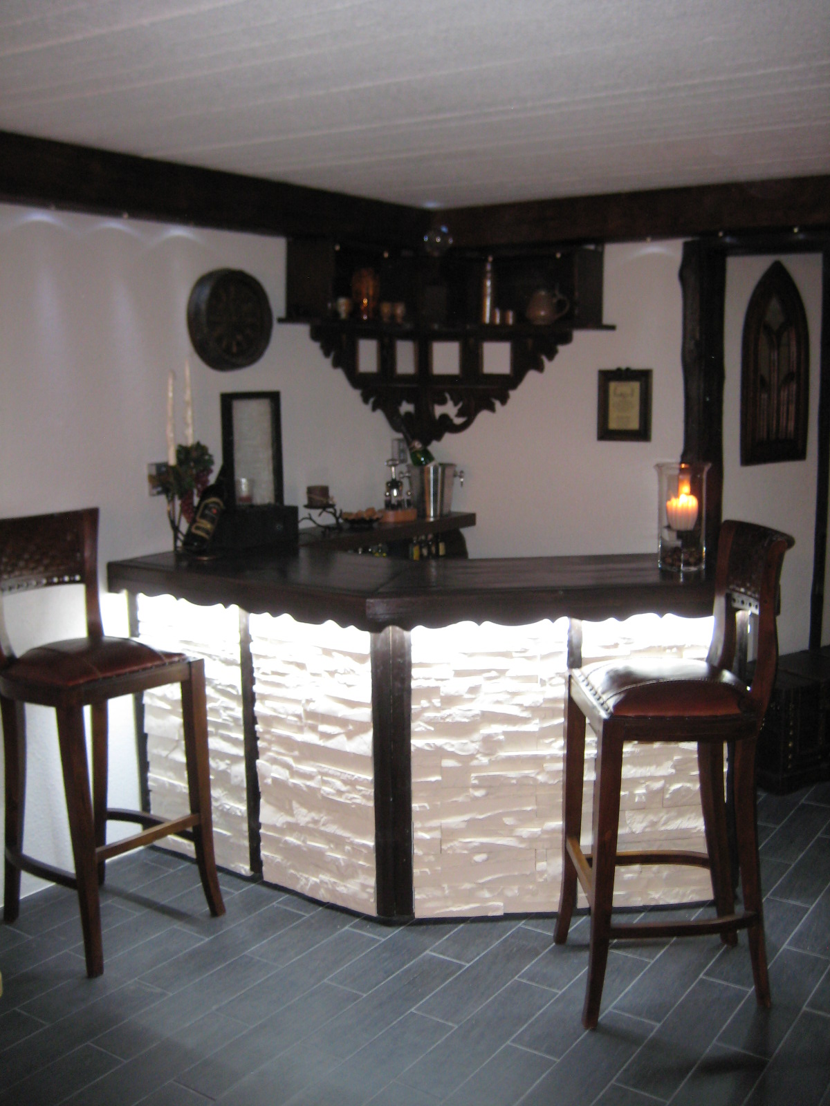 Tilasuunnittelua Somerolla, tilasuunnittelija Marika Piekkala, vanhasta kellaritiloista tuli SPA, sauna, wc, oleskelutila, käytävä ja kodinhoitohuone. Pintasuunnittelu ja valaistussuunnittelu, sekä kiintokalustesuunnittelu, kalusteiden etsintää ja yhteensovittamista, sekä stailausta. Katso myös ennen kuvat lähtökohdista. Sisustussuunnittelija Marika Piekkala, Tampere, Somero, Turku ja Helsinki.