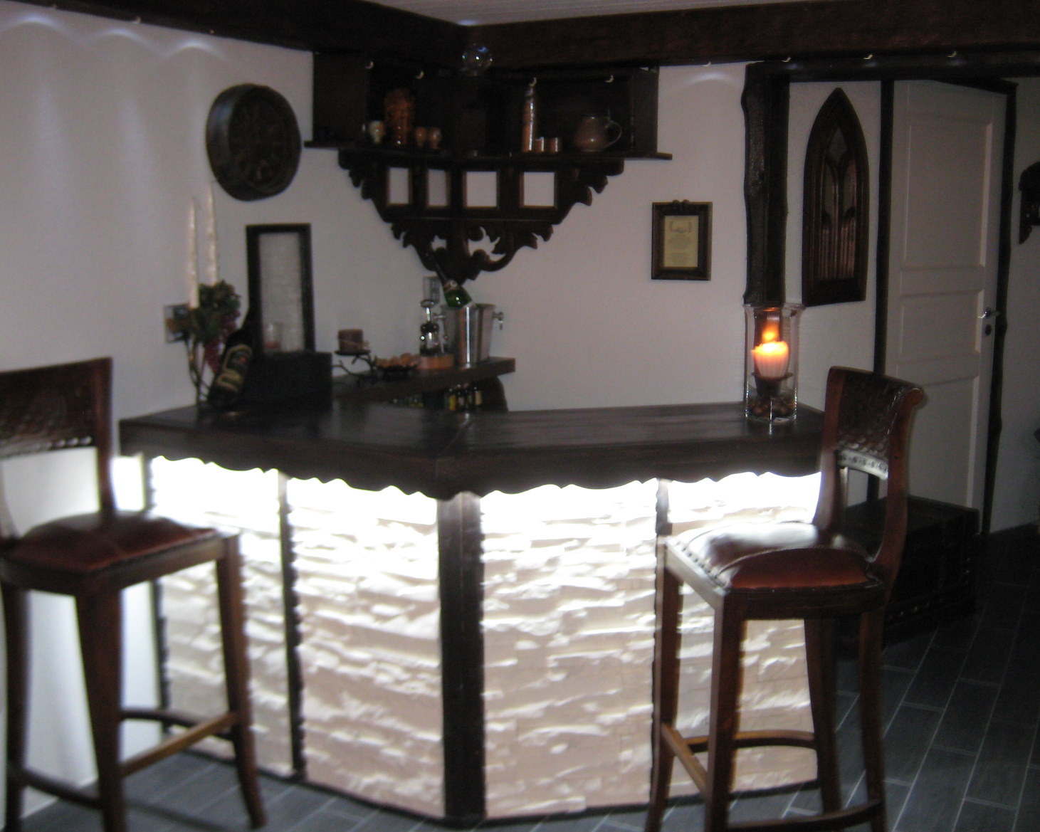 Tilasuunnittelua Somerolla, tilasuunnittelija Marika Piekkala, vanhasta kellaritiloista tuli SPA, sauna, wc, oleskelutila, käytävä ja kodinhoitohuone. Pintasuunnittelu ja valaistussuunnittelu, sekä kiintokalustesuunnittelu, kalusteiden etsintää ja yhteensovittamista, sekä stailausta. Katso myös ennen kuvat lähtökohdista. Sisustussuunnittelija Marika Piekkala, Tampere, Somero, Turku ja Helsinki.