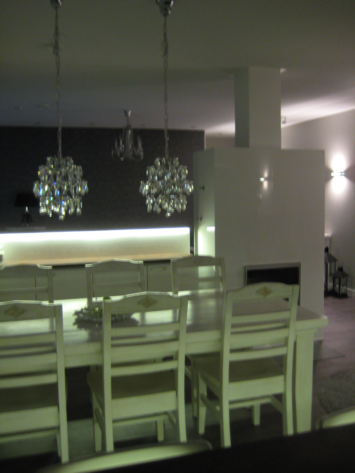 Marikan SisustusStudion tyhjästä paperista ( tietokone pohjasta) itse suunniteltu ja luotu koti, oma koti vuosista 2011-- >> Omakotitalossa on tehty kokonaisvaltaisesti tilasuunnittelu, valaistusssuunnittelu, kiintokalustesuunnittelu, pintasuunnittelu, tekstiilisuunnittelu ja pienesineiden stailausta. Koti oli esillä Meidän Talo lehdessä vuonna 2013. Tilasuunnittelija Marika Piekkala, sisustussuunnittelija Tampere.