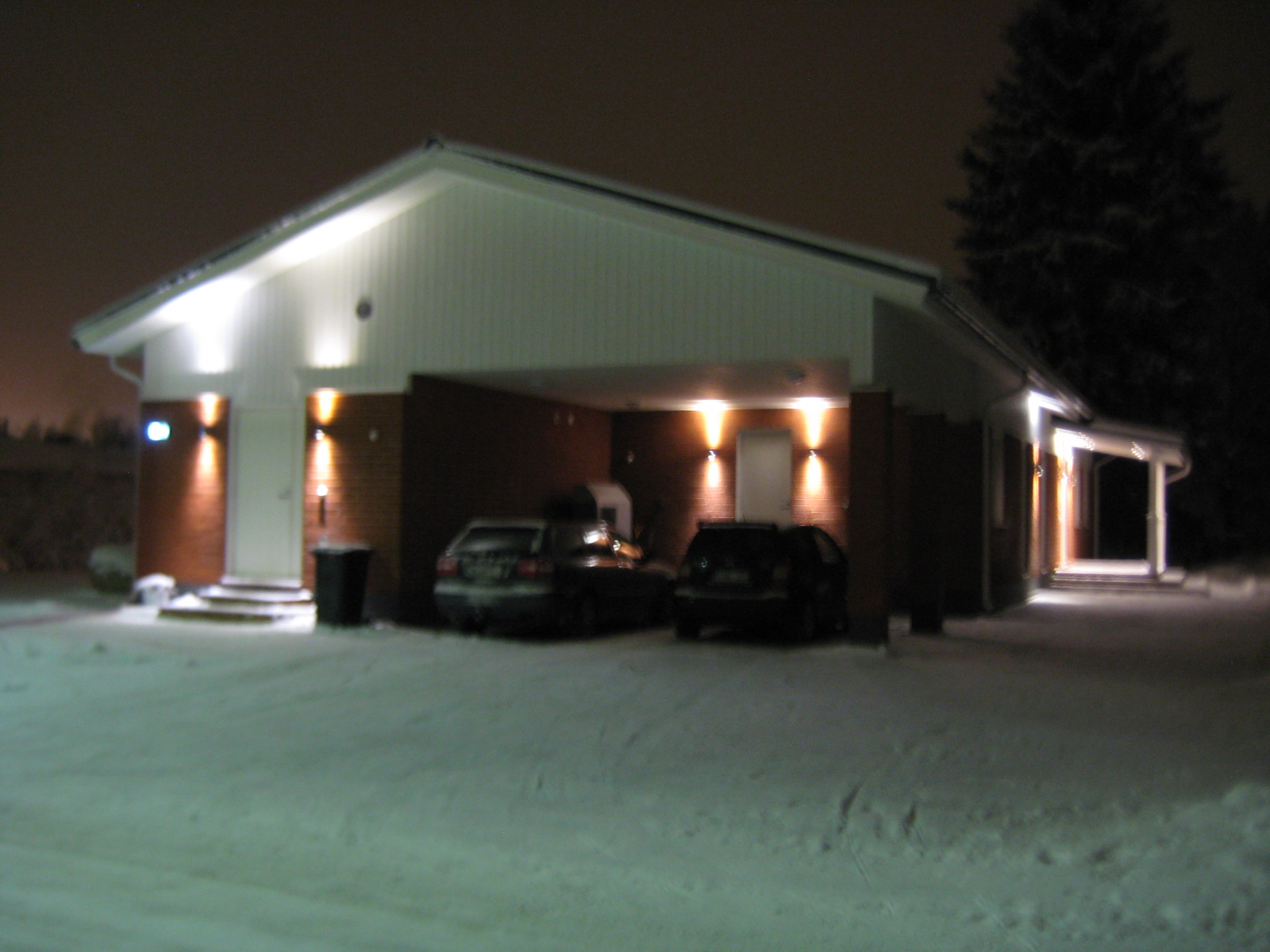 Marikan SisustusStudion tyhjästä paperista ( tietokone pohjasta) itse suunniteltu ja luotu koti, oma koti vuosista 2011-- >> Omakotitalossa on tehty kokonaisvaltaisesti tilasuunnittelu, valaistusssuunnittelu, kiintokalustesuunnittelu, pintasuunnittelu, tekstiilisuunnittelu ja pienesineiden stailausta. Koti oli esillä Meidän Talo lehdessä vuonna 2013. Tilasuunnittelija Marika Piekkala, sisustussuunnittelija Tampere.