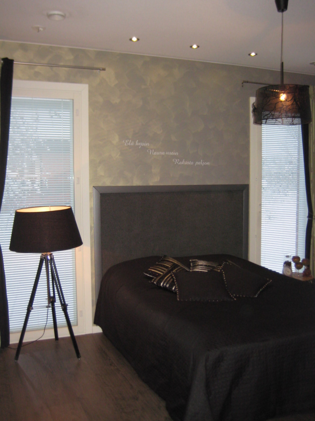 Marikan SisustusStudion tyhjästä paperista ( tietokone pohjasta) itse suunniteltu ja luotu koti, oma koti vuosista 2011-- >> Omakotitalossa on tehty kokonaisvaltaisesti tilasuunnittelu, valaistusssuunnittelu, kiintokalustesuunnittelu, pintasuunnittelu, tekstiilisuunnittelu ja pienesineiden stailausta. Koti oli esillä Meidän Talo lehdessä vuonna 2013. Tilasuunnittelija Marika Piekkala, sisustussuunnittelija Tampere.