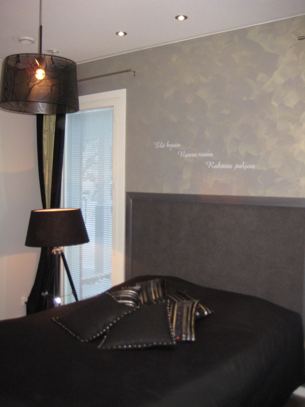 Marikan SisustusStudion tyhjästä paperista ( tietokone pohjasta) itse suunniteltu ja luotu koti, oma koti vuosista 2011-- >> Omakotitalossa on tehty kokonaisvaltaisesti tilasuunnittelu, valaistusssuunnittelu, kiintokalustesuunnittelu, pintasuunnittelu, tekstiilisuunnittelu ja pienesineiden stailausta. Koti oli esillä Meidän Talo lehdessä vuonna 2013. Tilasuunnittelija Marika Piekkala, sisustussuunnittelija Tampere.