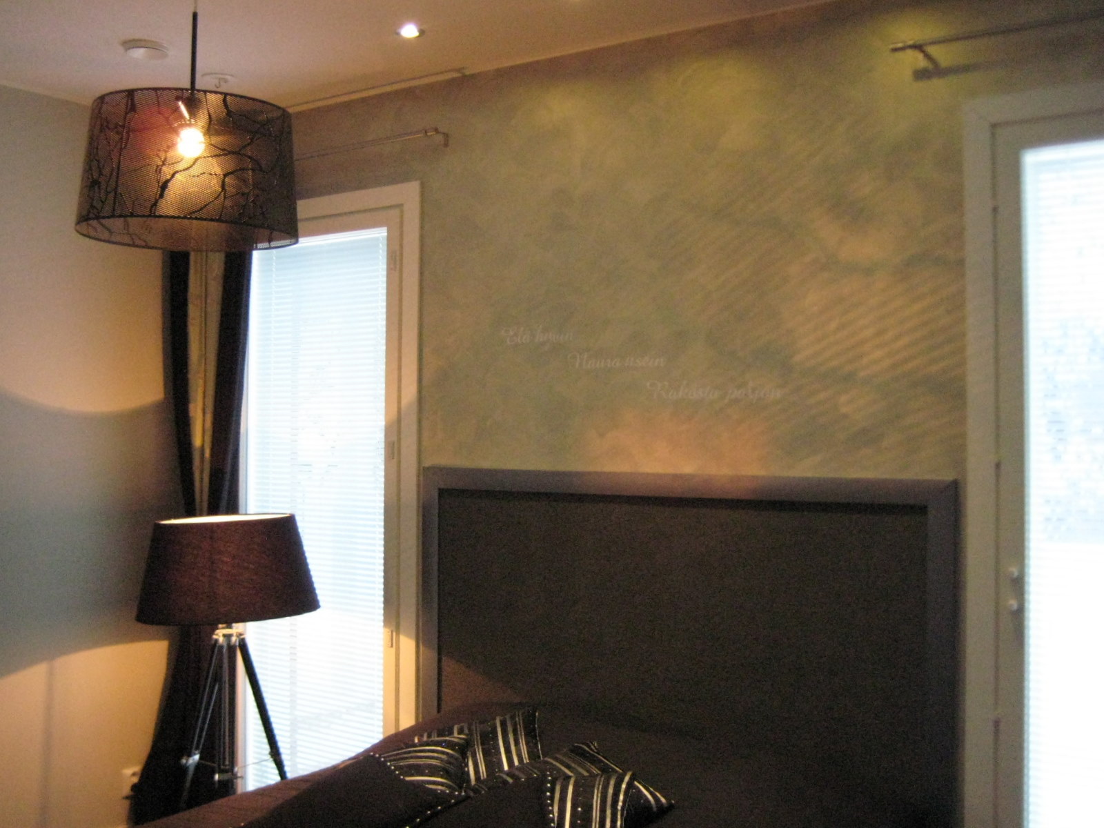 Marikan SisustusStudion tyhjästä paperista ( tietokone pohjasta) itse suunniteltu ja luotu koti, oma koti vuosista 2011-- >> Omakotitalossa on tehty kokonaisvaltaisesti tilasuunnittelu, valaistusssuunnittelu, kiintokalustesuunnittelu, pintasuunnittelu, tekstiilisuunnittelu ja pienesineiden stailausta. Koti oli esillä Meidän Talo lehdessä vuonna 2013. Tilasuunnittelija Marika Piekkala, sisustussuunnittelija Tampere.