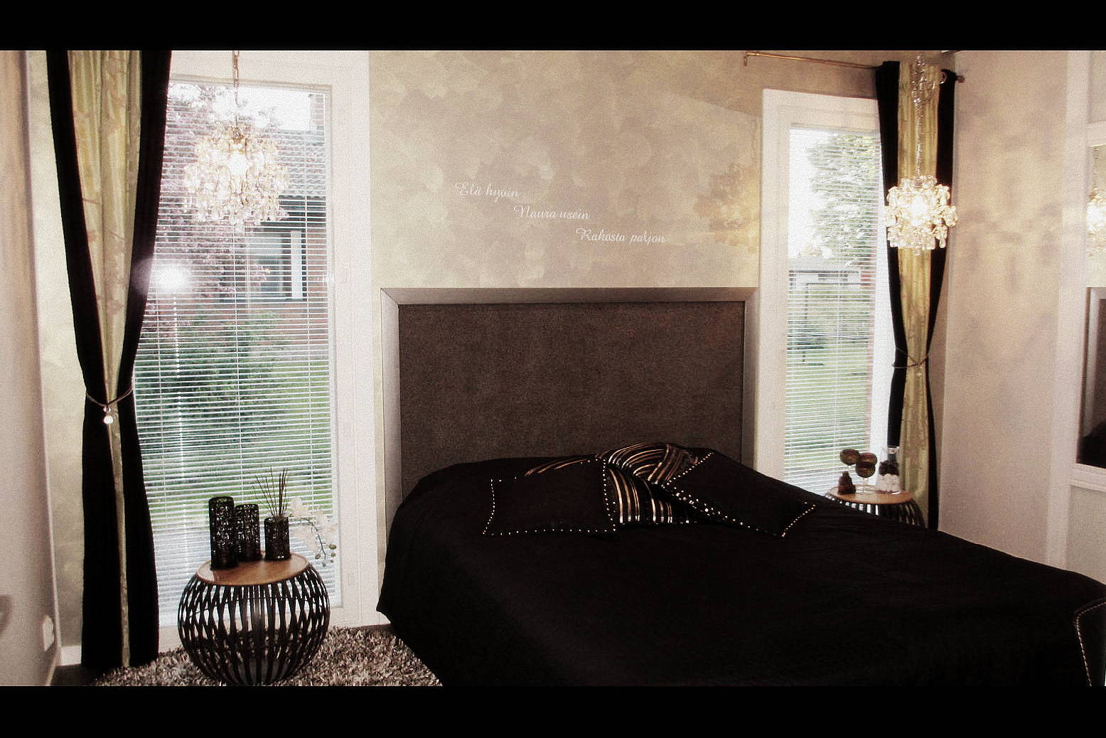 Marikan SisustusStudion tyhjästä paperista ( tietokone pohjasta) itse suunniteltu ja luotu koti, oma koti vuosista 2011-- >> Omakotitalossa on tehty kokonaisvaltaisesti tilasuunnittelu, valaistusssuunnittelu, kiintokalustesuunnittelu, pintasuunnittelu, tekstiilisuunnittelu ja pienesineiden stailausta. Koti oli esillä Meidän Talo lehdessä vuonna 2013. Tilasuunnittelija Marika Piekkala, sisustussuunnittelija Tampere.