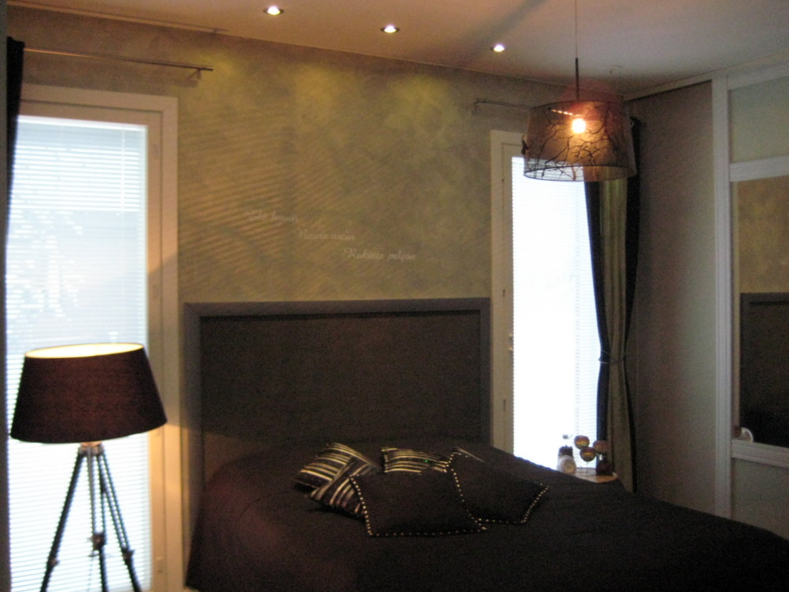 Marikan SisustusStudion tyhjästä paperista ( tietokone pohjasta) itse suunniteltu ja luotu koti, oma koti vuosista 2011-- >> Omakotitalossa on tehty kokonaisvaltaisesti tilasuunnittelu, valaistusssuunnittelu, kiintokalustesuunnittelu, pintasuunnittelu, tekstiilisuunnittelu ja pienesineiden stailausta. Koti oli esillä Meidän Talo lehdessä vuonna 2013. Tilasuunnittelija Marika Piekkala, sisustussuunnittelija Tampere.