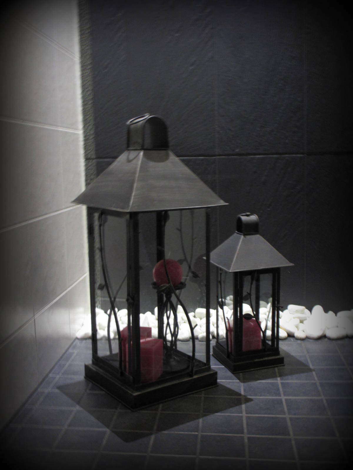 Marikan SisustusStudion tyhjästä paperista ( tietokone pohjasta) itse suunniteltu ja luotu koti, oma koti vuosista 2011-- >> Omakotitalossa on tehty kokonaisvaltaisesti tilasuunnittelu, valaistusssuunnittelu, kiintokalustesuunnittelu, pintasuunnittelu, tekstiilisuunnittelu ja pienesineiden stailausta. Koti oli esillä Meidän Talo lehdessä vuonna 2013. Tilasuunnittelija Marika Piekkala, sisustussuunnittelija Tampere.