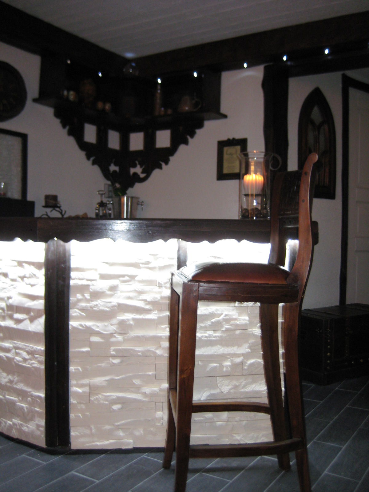 Tilasuunnittelua Somerolla, tilasuunnittelija Marika Piekkala, vanhasta kellaritiloista tuli SPA, sauna, wc, oleskelutila, käytävä ja kodinhoitohuone. Pintasuunnittelu ja valaistussuunnittelu, sekä kiintokalustesuunnittelu, kalusteiden etsintää ja yhteensovittamista, sekä stailausta. Katso myös ennen kuvat lähtökohdista. Sisustussuunnittelija Marika Piekkala, Tampere, Somero, Turku ja Helsinki.