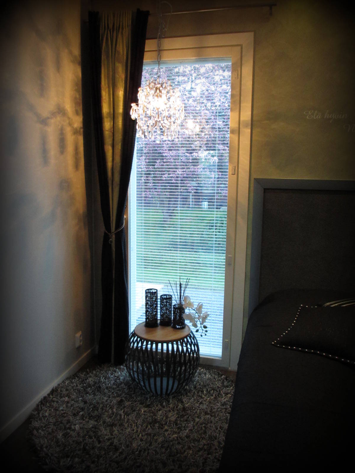 Marikan SisustusStudion tyhjästä paperista ( tietokone pohjasta) itse suunniteltu ja luotu koti, oma koti vuosista 2011-- >> Omakotitalossa on tehty kokonaisvaltaisesti tilasuunnittelu, valaistusssuunnittelu, kiintokalustesuunnittelu, pintasuunnittelu, tekstiilisuunnittelu ja pienesineiden stailausta. Koti oli esillä Meidän Talo lehdessä vuonna 2013. Tilasuunnittelija Marika Piekkala, sisustussuunnittelija Tampere.