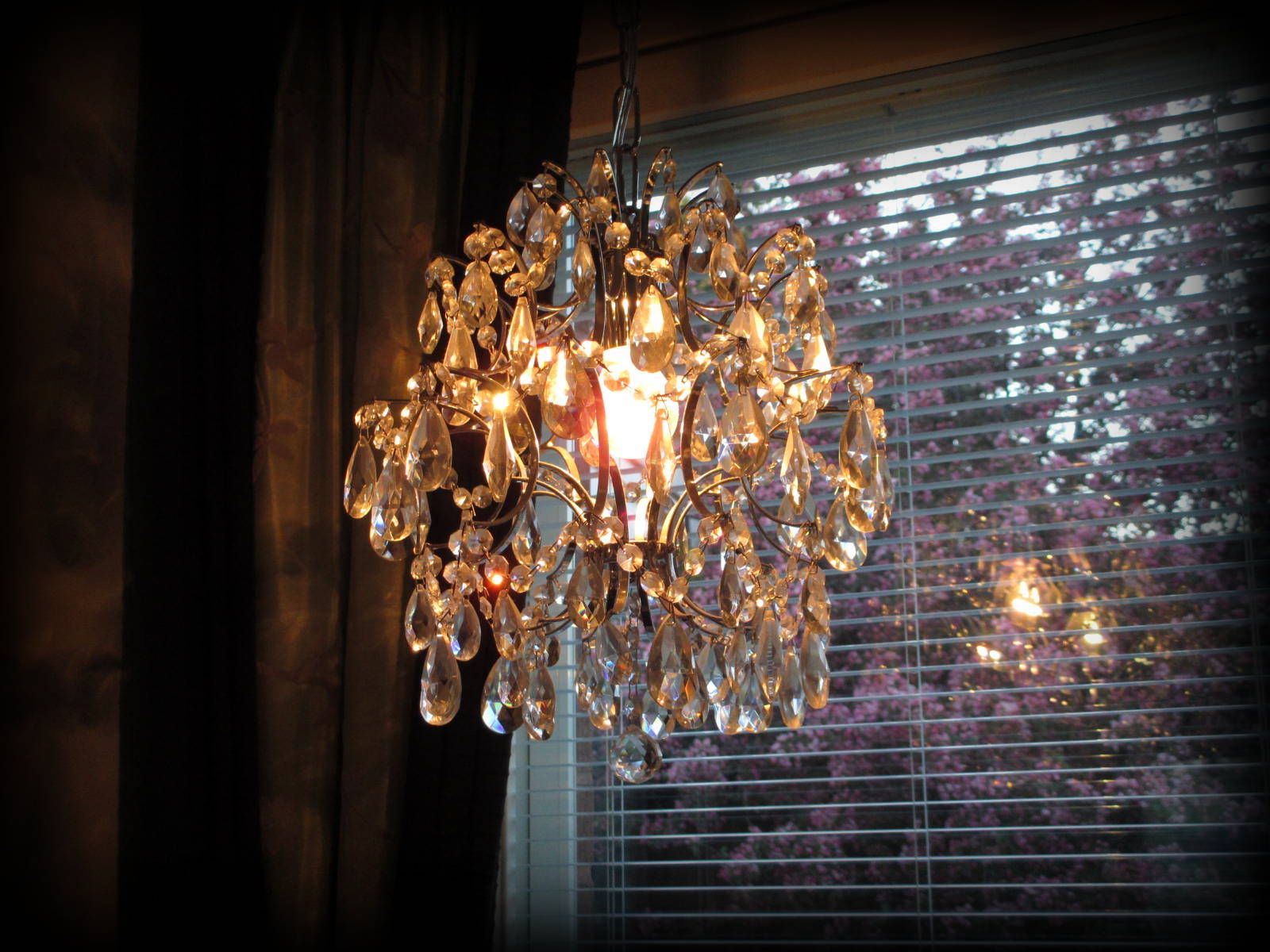 Marikan SisustusStudion tyhjästä paperista ( tietokone pohjasta) itse suunniteltu ja luotu koti, oma koti vuosista 2011-- >> Omakotitalossa on tehty kokonaisvaltaisesti tilasuunnittelu, valaistusssuunnittelu, kiintokalustesuunnittelu, pintasuunnittelu, tekstiilisuunnittelu ja pienesineiden stailausta. Koti oli esillä Meidän Talo lehdessä vuonna 2013. Tilasuunnittelija Marika Piekkala, sisustussuunnittelija Tampere.