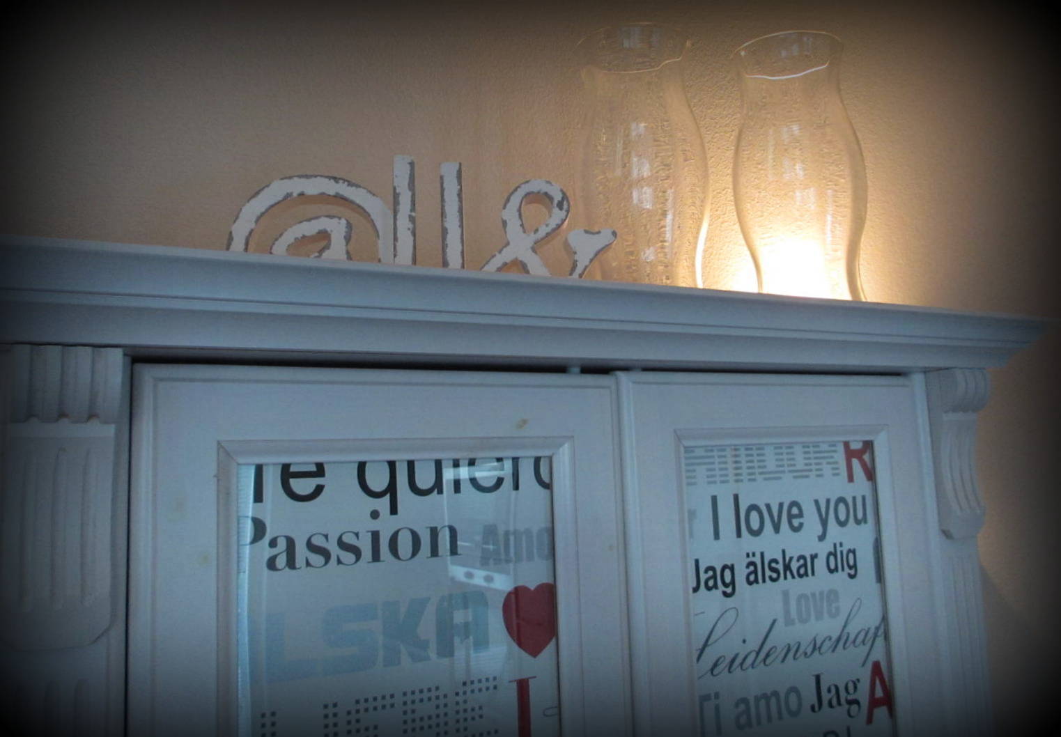 Marikan SisustusStudion tyhjästä paperista ( tietokone pohjasta) itse suunniteltu ja luotu koti, oma koti vuosista 2011-- >> Omakotitalossa on tehty kokonaisvaltaisesti tilasuunnittelu, valaistusssuunnittelu, kiintokalustesuunnittelu, pintasuunnittelu, tekstiilisuunnittelu ja pienesineiden stailausta. Koti oli esillä Meidän Talo lehdessä vuonna 2013. Tilasuunnittelija Marika Piekkala, sisustussuunnittelija Tampere.