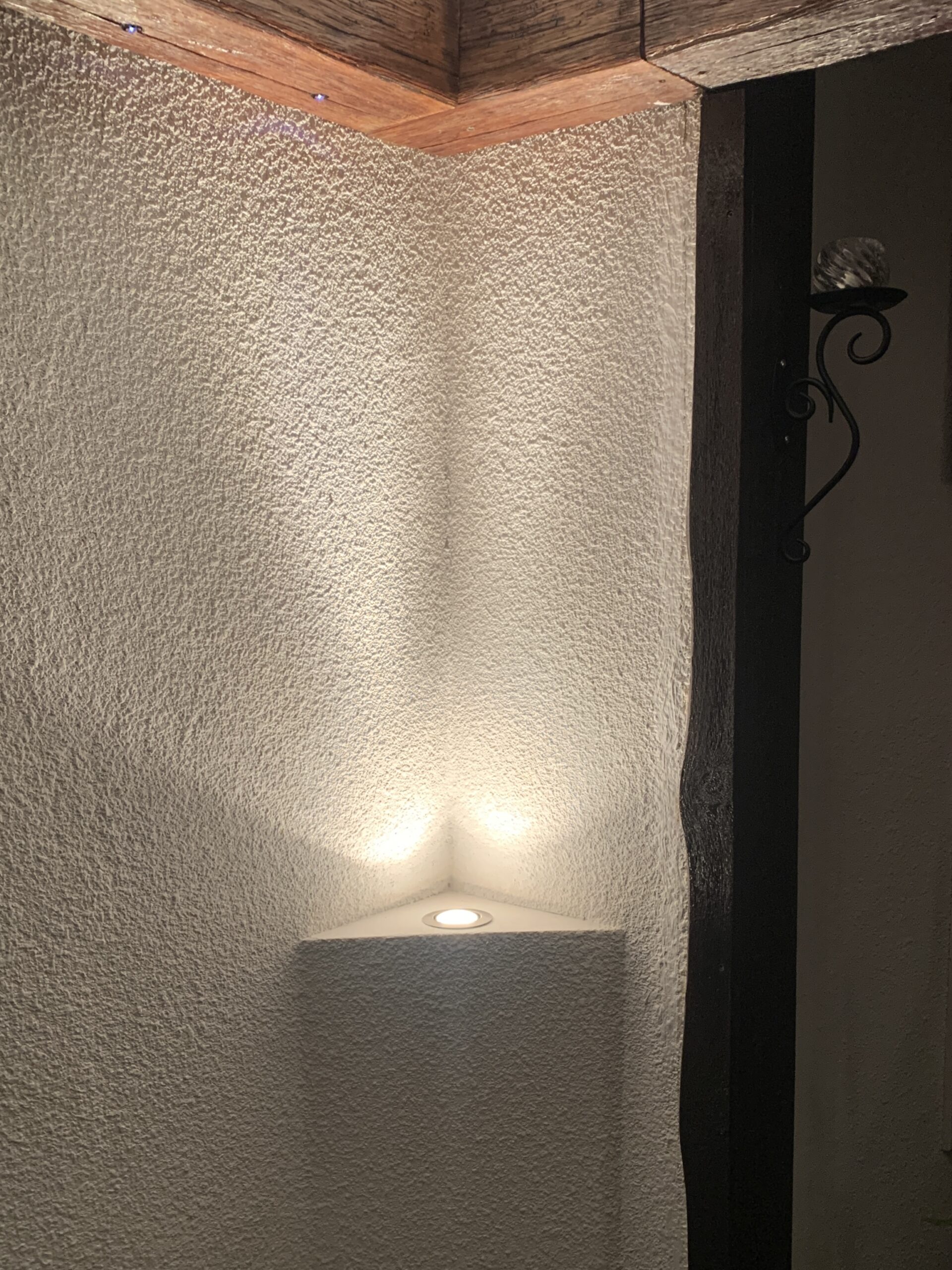 Tilasuunnittelua Somerolla, tilasuunnittelija Marika Piekkala, vanhasta kellaritiloista tuli SPA, sauna, wc, oleskelutila, käytävä ja kodinhoitohuone. Pintasuunnittelu ja valaistussuunnittelu, sekä kiintokalustesuunnittelu, kalusteiden etsintää ja yhteensovittamista, sekä stailausta. Katso myös ennen kuvat lähtökohdista. Sisustussuunnittelija Marika Piekkala, Tampere, Somero, Turku ja Helsinki.