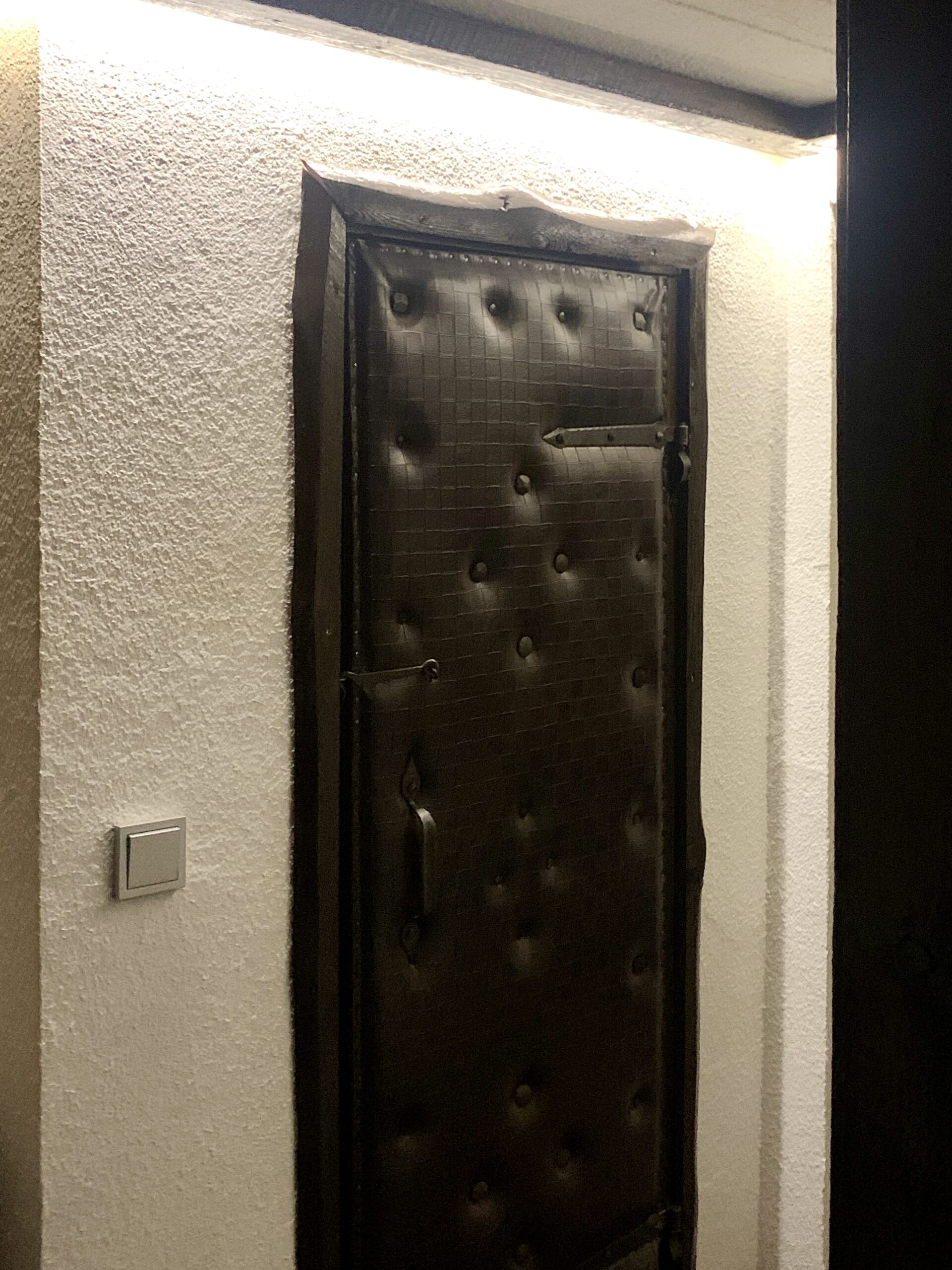 Tilasuunnittelua Somerolla, tilasuunnittelija Marika Piekkala, vanhasta kellaritiloista tuli SPA, sauna, wc, oleskelutila, käytävä ja kodinhoitohuone. Pintasuunnittelu ja valaistussuunnittelu, sekä kiintokalustesuunnittelu, kalusteiden etsintää ja yhteensovittamista, sekä stailausta. Katso myös ennen kuvat lähtökohdista. Sisustussuunnittelija Marika Piekkala, Tampere, Somero, Turku ja Helsinki.