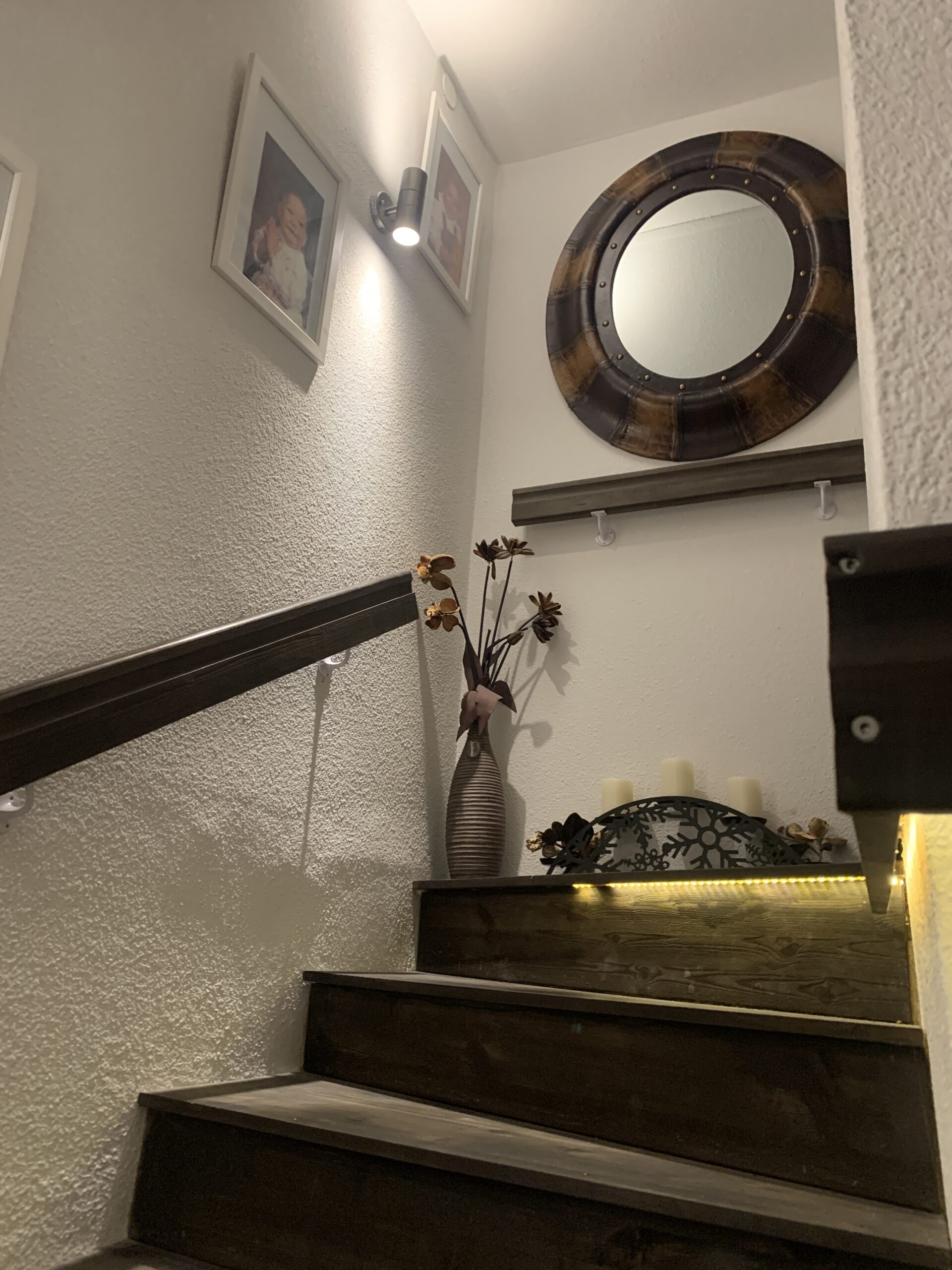 Tilasuunnittelua Somerolla, tilasuunnittelija Marika Piekkala, vanhasta kellaritiloista tuli SPA, sauna, wc, oleskelutila, käytävä ja kodinhoitohuone. Pintasuunnittelu ja valaistussuunnittelu, sekä kiintokalustesuunnittelu, kalusteiden etsintää ja yhteensovittamista, sekä stailausta. Katso myös ennen kuvat lähtökohdista. Sisustussuunnittelija Marika Piekkala, Tampere, Somero, Turku ja Helsinki.