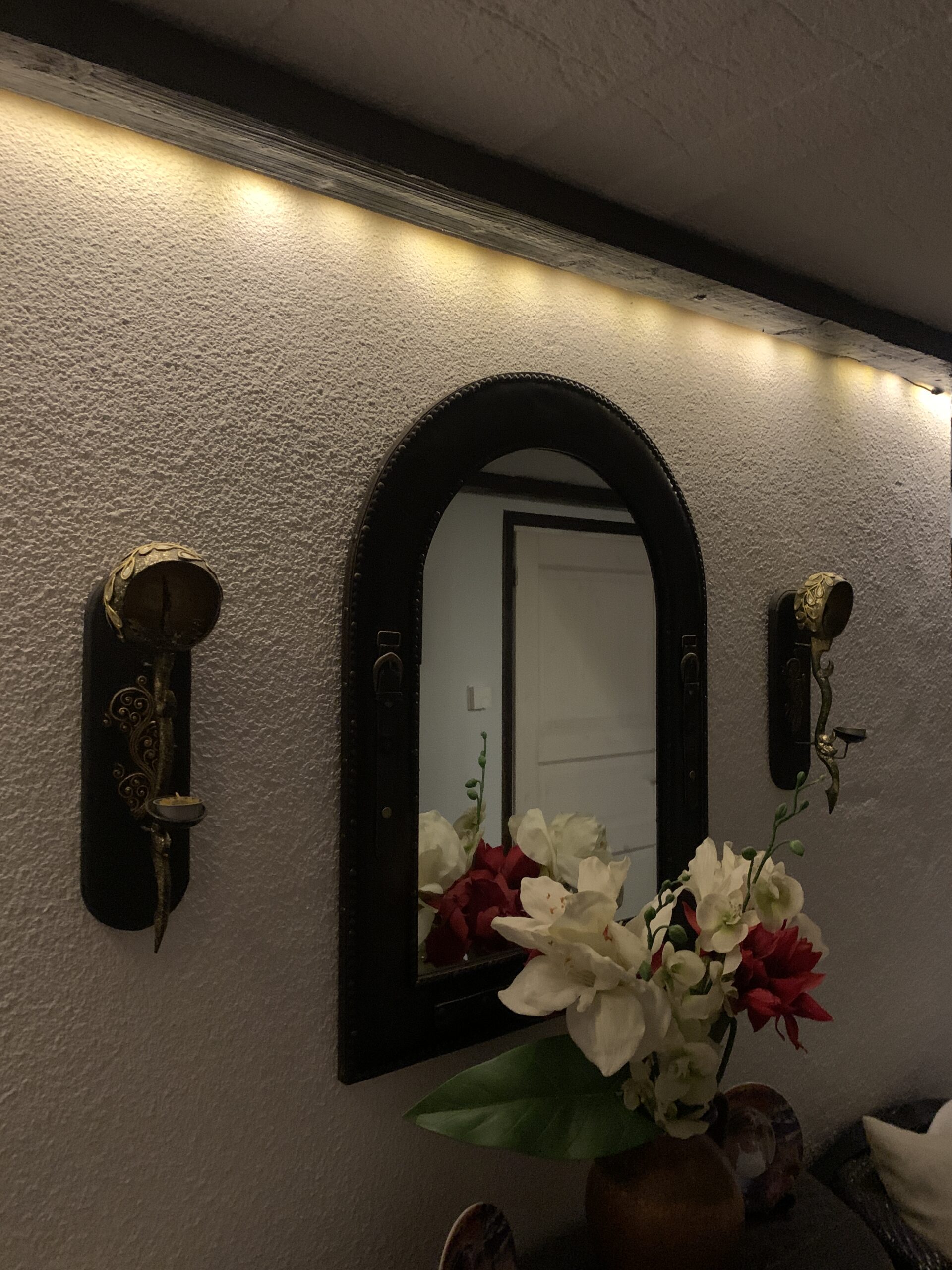 Tilasuunnittelua Somerolla, tilasuunnittelija Marika Piekkala, vanhasta kellaritiloista tuli SPA, sauna, wc, oleskelutila, käytävä ja kodinhoitohuone. Pintasuunnittelu ja valaistussuunnittelu, sekä kiintokalustesuunnittelu, kalusteiden etsintää ja yhteensovittamista, sekä stailausta. Katso myös ennen kuvat lähtökohdista. Sisustussuunnittelija Marika Piekkala, Tampere, Somero, Turku ja Helsinki.