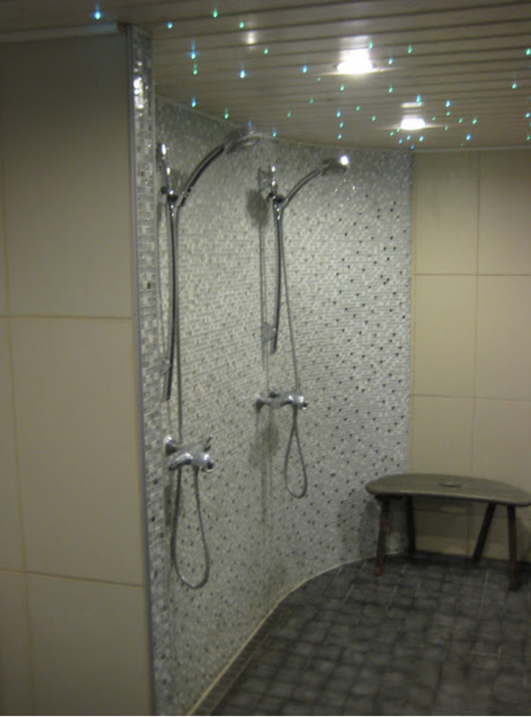 Tilasuunnittelua Somerolla, tilasuunnittelija Marika Piekkala, vanhasta kellaritiloista tuli SPA, sauna, wc, oleskelutila, käytävä ja kodinhoitohuone. Pintasuunnittelu ja valaistussuunnittelu, sekä kiintokalustesuunnittelu, kalusteiden etsintää ja yhteensovittamista, sekä stailausta. Katso myös ennen kuvat lähtökohdista. Sisustussuunnittelija Marika Piekkala, Tampere, Somero, Turku ja Helsinki.