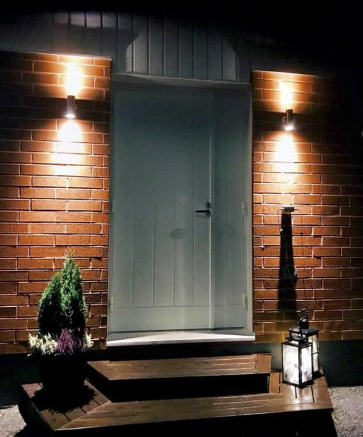 Marikan SisustusStudion tyhjästä paperista ( tietokone pohjasta) itse suunniteltu ja luotu koti, oma koti vuosista 2011-- >> Omakotitalossa on tehty kokonaisvaltaisesti tilasuunnittelu, valaistusssuunnittelu, kiintokalustesuunnittelu, pintasuunnittelu, tekstiilisuunnittelu ja pienesineiden stailausta. Koti oli esillä Meidän Talo lehdessä vuonna 2013. Tilasuunnittelija Marika Piekkala, sisustussuunnittelija Tampere.