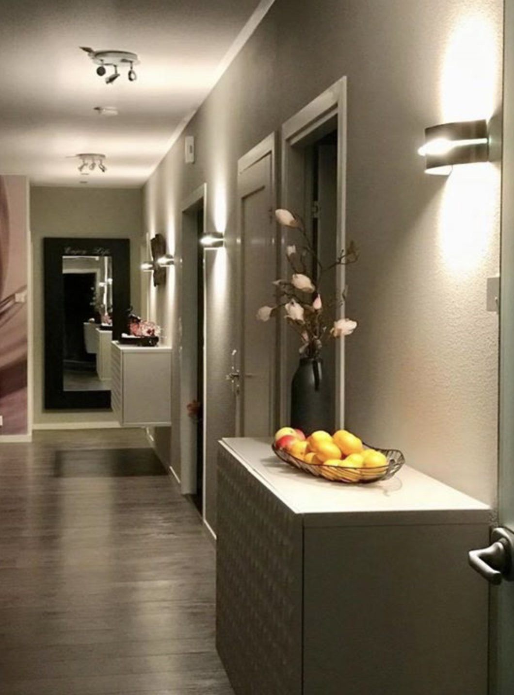 Marikan SisustusStudion tyhjästä paperista ( tietokone pohjasta) itse suunniteltu ja luotu koti, oma koti vuosista 2011-- >> Omakotitalossa on tehty kokonaisvaltaisesti tilasuunnittelu, valaistusssuunnittelu, kiintokalustesuunnittelu, pintasuunnittelu, tekstiilisuunnittelu ja pienesineiden stailausta. Koti oli esillä Meidän Talo lehdessä vuonna 2013. Tilasuunnittelija Marika Piekkala, sisustussuunnittelija Tampere.