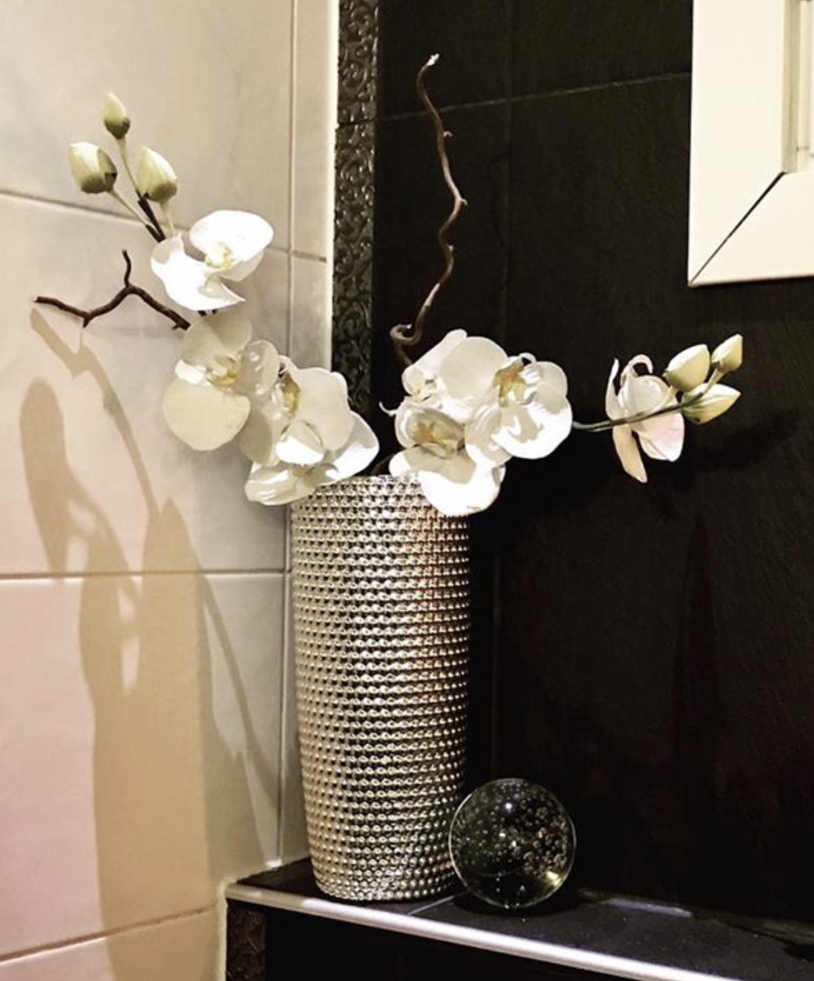 Marikan SisustusStudion tyhjästä paperista ( tietokone pohjasta) itse suunniteltu ja luotu koti, oma koti vuosista 2011-- >> Omakotitalossa on tehty kokonaisvaltaisesti tilasuunnittelu, valaistusssuunnittelu, kiintokalustesuunnittelu, pintasuunnittelu, tekstiilisuunnittelu ja pienesineiden stailausta. Koti oli esillä Meidän Talo lehdessä vuonna 2013. Tilasuunnittelija Marika Piekkala, sisustussuunnittelija Tampere.