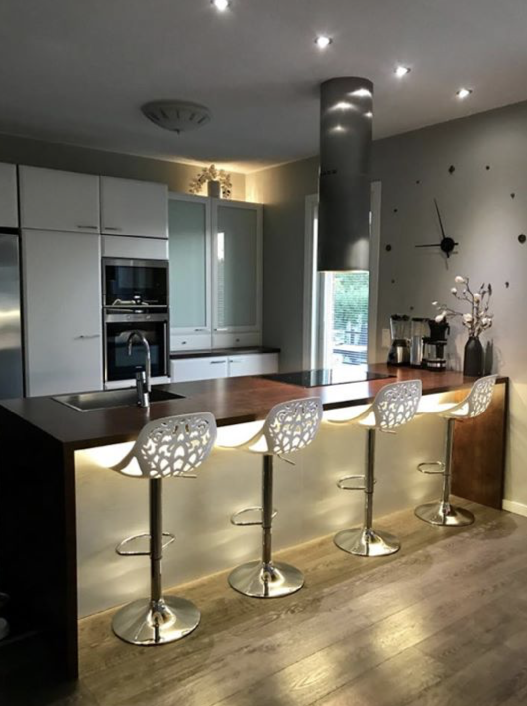 Marikan SisustusStudion tyhjästä paperista ( tietokone pohjasta) itse suunniteltu ja luotu koti, oma koti vuosista 2011-- >> Omakotitalossa on tehty kokonaisvaltaisesti tilasuunnittelu, valaistusssuunnittelu, kiintokalustesuunnittelu, pintasuunnittelu, tekstiilisuunnittelu ja pienesineiden stailausta. Koti oli esillä Meidän Talo lehdessä vuonna 2013. Tilasuunnittelija Marika Piekkala, sisustussuunnittelija Tampere.