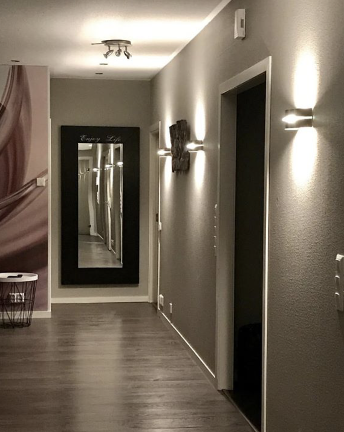 Marikan SisustusStudion tyhjästä paperista ( tietokone pohjasta) itse suunniteltu ja luotu koti, oma koti vuosista 2011-- >> Omakotitalossa on tehty kokonaisvaltaisesti tilasuunnittelu, valaistusssuunnittelu, kiintokalustesuunnittelu, pintasuunnittelu, tekstiilisuunnittelu ja pienesineiden stailausta. Koti oli esillä Meidän Talo lehdessä vuonna 2013. Tilasuunnittelija Marika Piekkala, sisustussuunnittelija Tampere.