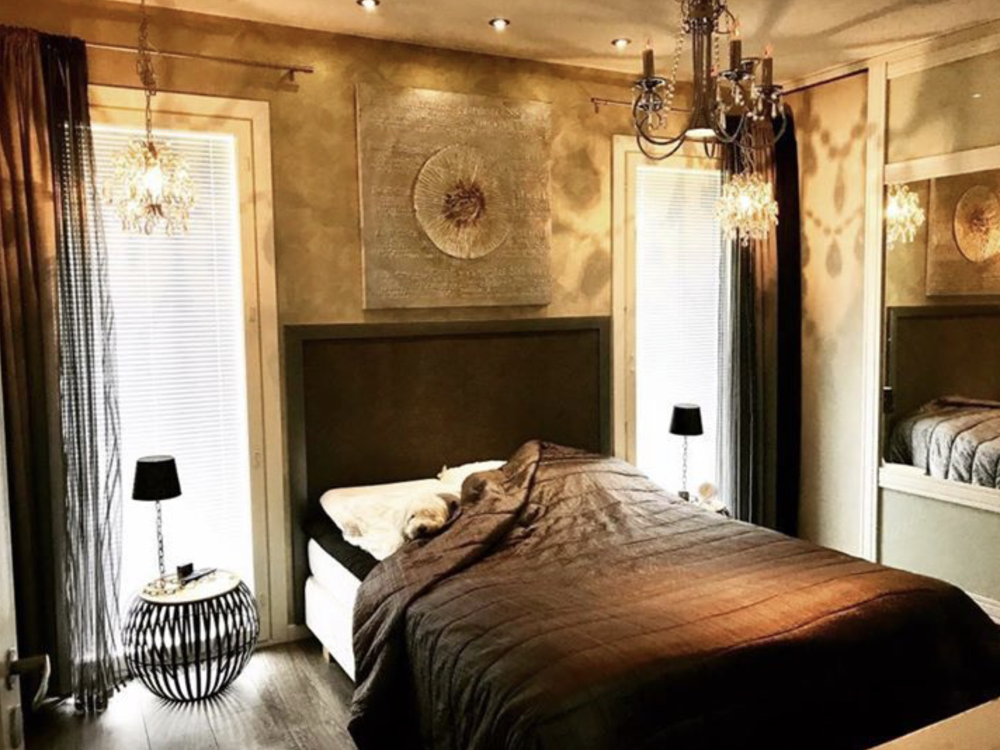 Marikan SisustusStudion tyhjästä paperista ( tietokone pohjasta) itse suunniteltu ja luotu koti, oma koti vuosista 2011-- >> Omakotitalossa on tehty kokonaisvaltaisesti tilasuunnittelu, valaistusssuunnittelu, kiintokalustesuunnittelu, pintasuunnittelu, tekstiilisuunnittelu ja pienesineiden stailausta. Koti oli esillä Meidän Talo lehdessä vuonna 2013. Tilasuunnittelija Marika Piekkala, sisustussuunnittelija Tampere.