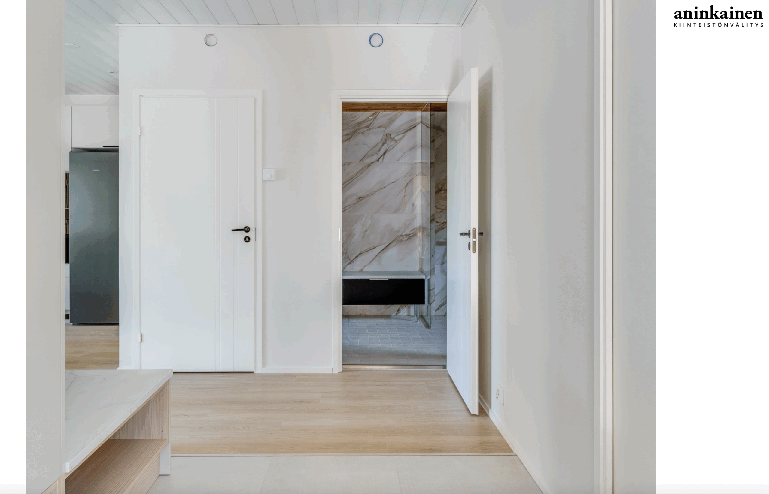 Rakennuttajan myyntikohde myyty. Kiinteistövälittäjä Aninkainen.fi omistaa kuvat ja tekijänoikeudet. Kaikki sisätilan materiaalit, pinnat ja kiintokalusteet saunan kanssa on valinnut Marika Piekkala, Sisustussuunnittelija Tampere, Pirkanmaa, Ylöjärvi, Nokia Turku, Helsinki, Lahti ja muut kaupungit. Toimin koko Suomen alueella, myös ulkomailla.   Marikan SisustusStudio 045 - 137 2572 www.sisustusstudio.com Sisustussuunnittelua intohimolla & 16 vuoden kokemuksella 💯✨