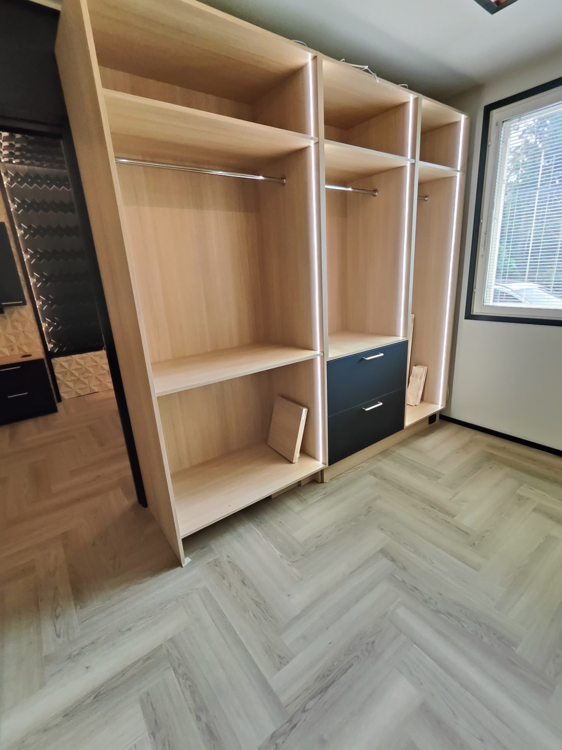 Sisustussuunnittelu Marikan SisustusStudio. Kiitos myös Rakennuspalvelu Koivumäki Oy upeasta toteutuksesta ja kuvista. Makuuhuone ja vaatehuone yhdistelmä, Ylöjärvi. Jukolaind sisustuspaneelia.