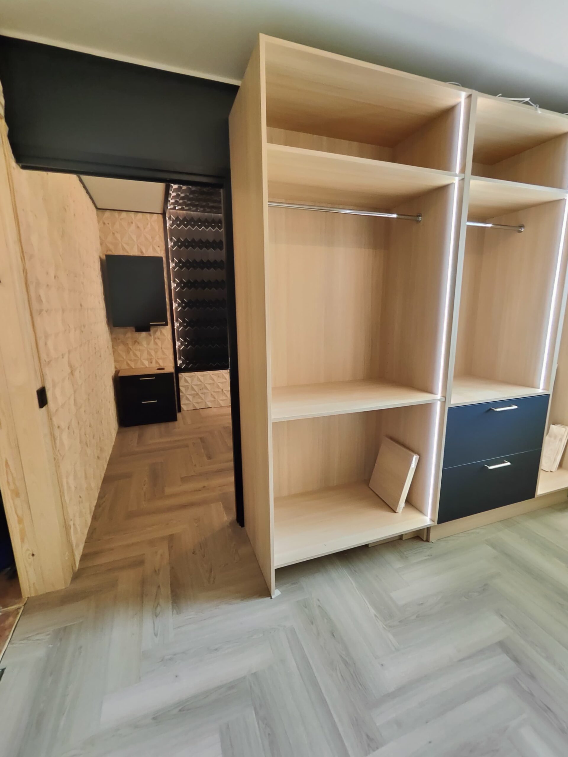 Sisustussuunnittelu Marikan SisustusStudio. Kiitos myös Rakennuspalvelu Koivumäki Oy upeasta toteutuksesta ja kuvista. Makuuhuone ja vaatehuone yhdistelmä, Ylöjärvi. Jukolaind sisustuspaneelia.