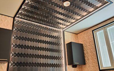 Hotellimainen upea makuuhuone ja vaatehuone – Jukolaind sisustuspaneelilla