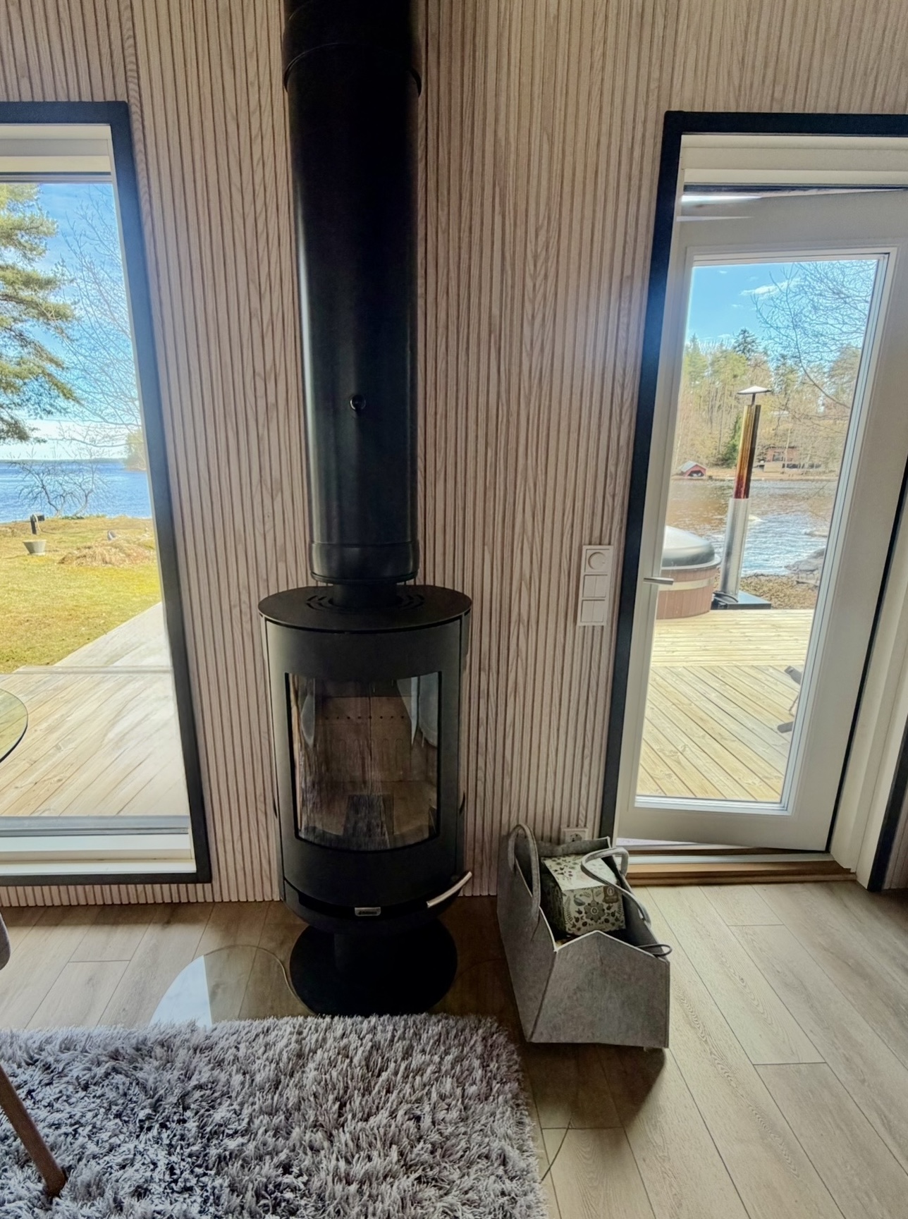 Pirkanmaa, kokonaisvaltainen mökin suunnittelu. Pintasuunnittelu, valaistussuunnittelu, kiintokalustesuunnittelu ja tilasuunnittelu. Tupa ja sauna uudiskohde, sisustussuunnittelu Marika Piekkala. Tampere, Nokia, Ylöjärvi.