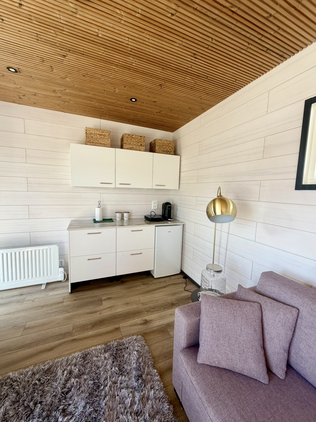 Pirkanmaa, kokonaisvaltainen mökin suunnittelu. Pintasuunnittelu, valaistussuunnittelu, kiintokalustesuunnittelu ja tilasuunnittelu. Tupa ja sauna uudiskohde, sisustussuunnittelu Marika Piekkala. Tampere, Nokia, Ylöjärvi.