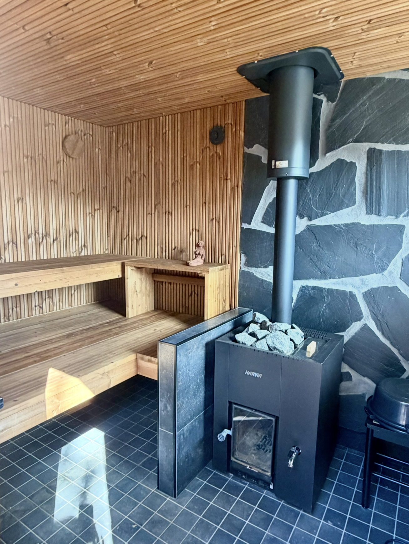 Pirkanmaa, kokonaisvaltainen mökin suunnittelu. Pintasuunnittelu, valaistussuunnittelu, kiintokalustesuunnittelu ja tilasuunnittelu. Tupa ja sauna uudiskohde, sisustussuunnittelu Marika Piekkala. Tampere, Nokia, Ylöjärvi.